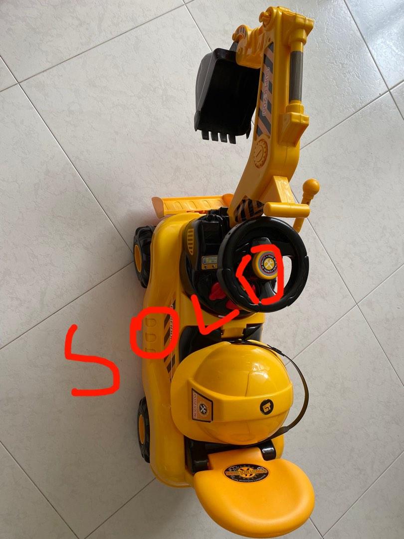 Toy digger with grabber clearance