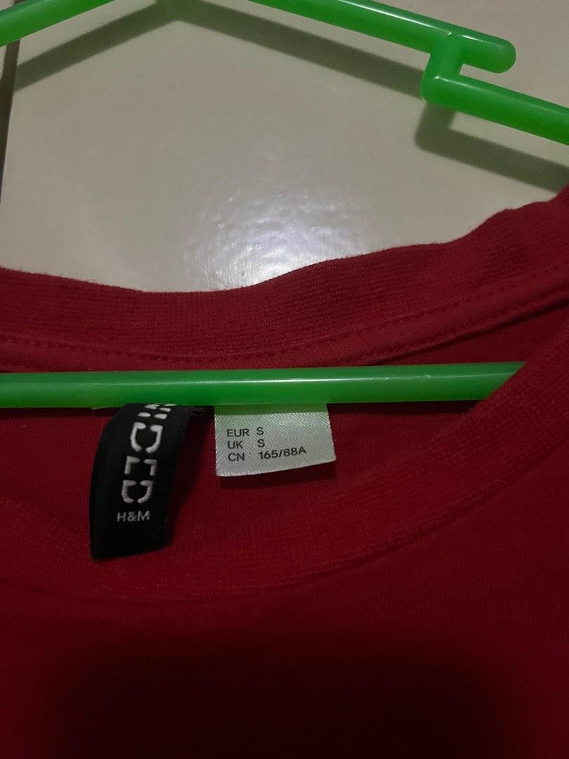 H&M Red Top (Category: Shirts) located in Caloocan City. Submitted by driecloset (Listing ID 1192706969, Image 2). Description: please see the last pic for the flaws.