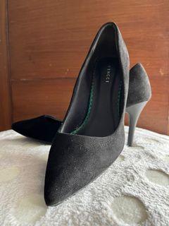 Sepatu heels hitam merk vinci
