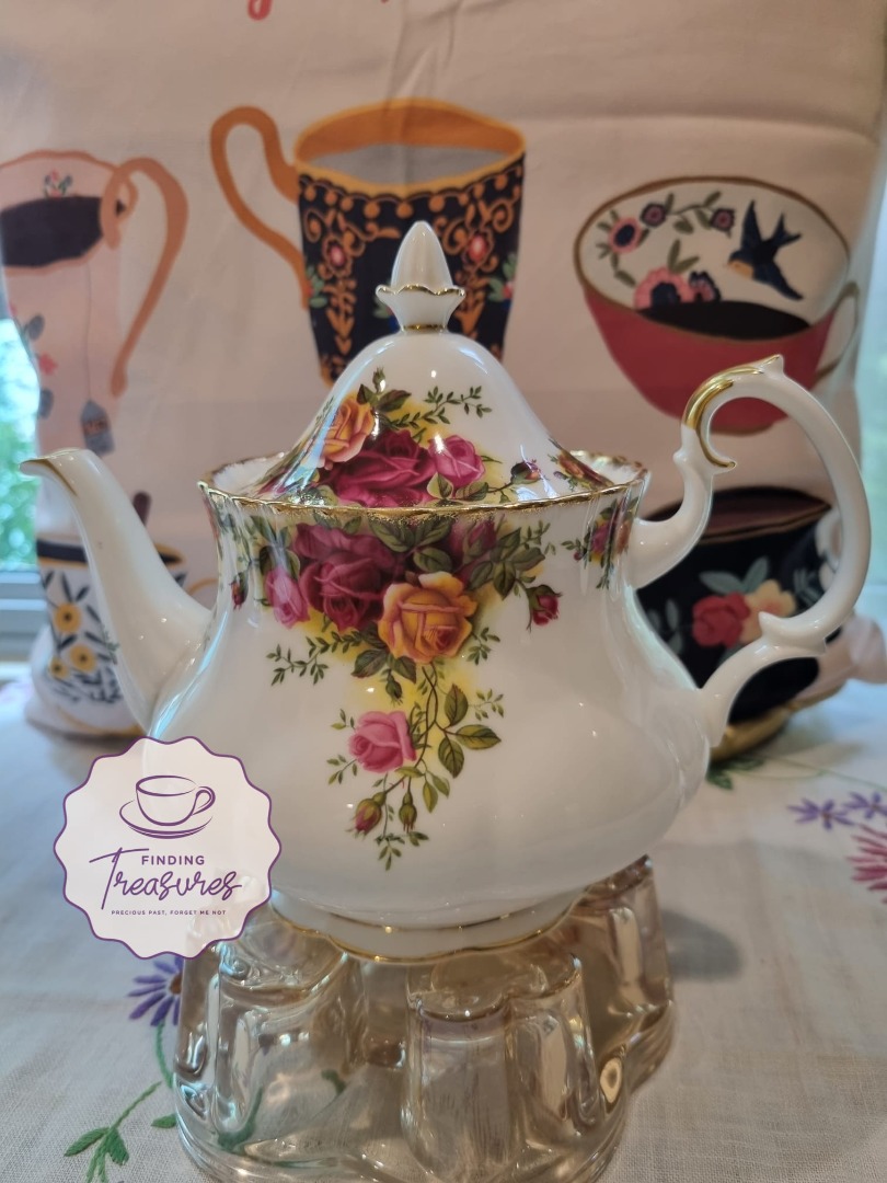 Vintage Lovely 'Old Country Roses' Medium Teapot Royal Albert