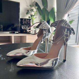 Butterfly pump heels
