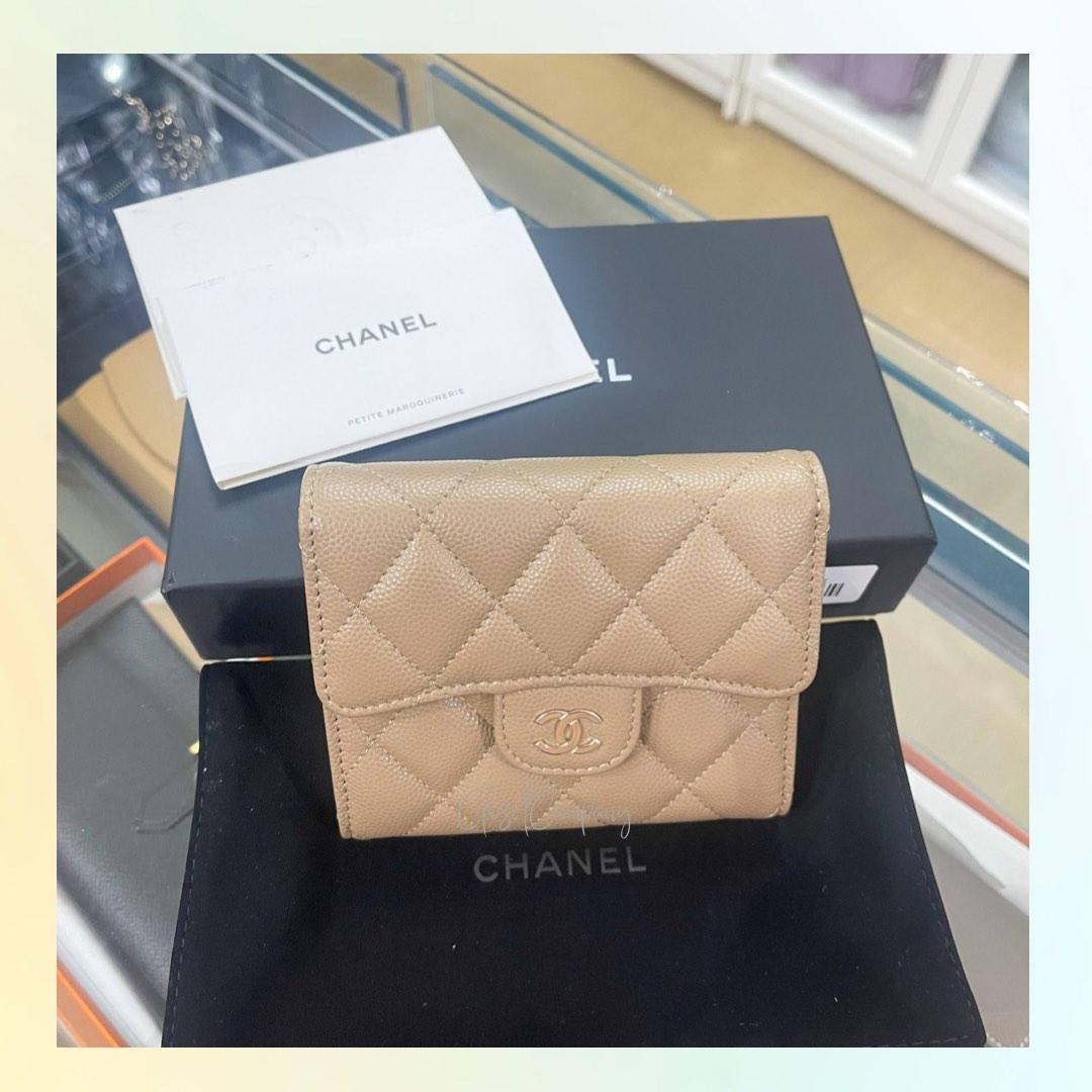 Reserved) 22P Chanel Classic Flap Medium Iridescent Green Caviar, Luxury,  Bags & Wallets on Carousell