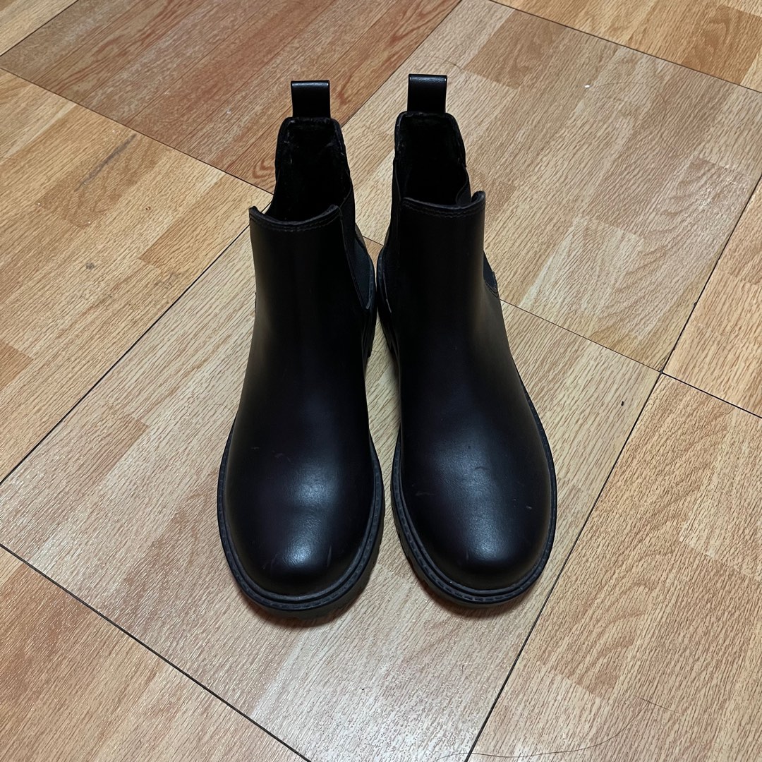 divided ankle boots