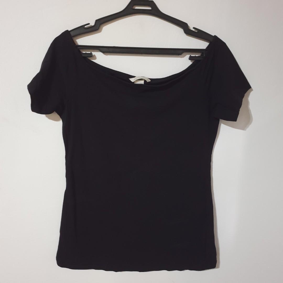 H&M Offshoulder Blouse (Category: Blouses) located in Valenzuela. Submitted by phase2shop (Listing ID 1193010944, Image 1). Description: medium no flaws strechable.