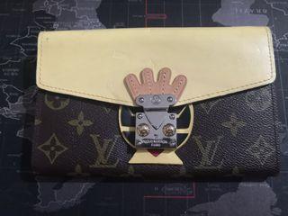 LVV Clearance Sale ready stock last VAVIN CHAIN WALLET women branded  fashion, Luxury, Bags & Wallets on Carousell