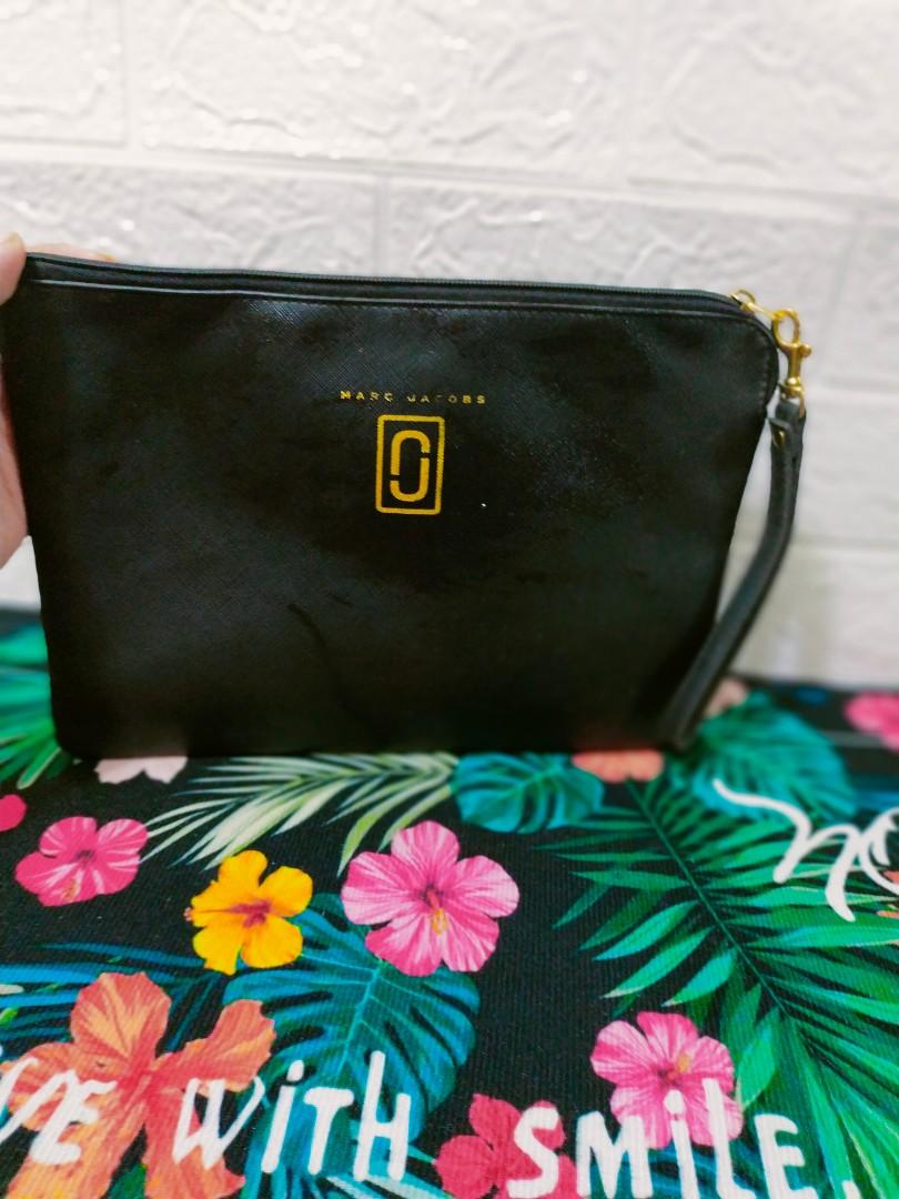 Marc Jacobs Clutch (Category: Luxury Bags & Wallets) located in La Trinidad. Submitted by xef06 (Listing ID 1193006927, Image 1). Description: 11 inches W 8 inches H via tape measure.