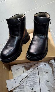 Safety boots