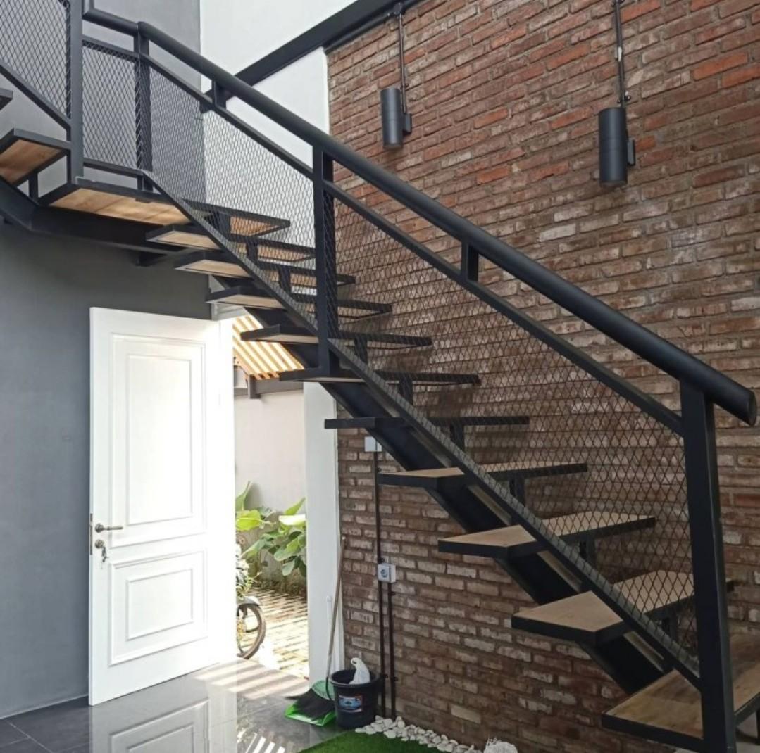 tangga baja wf pinjakan kayu, Jasa, Lainnya di Carousell