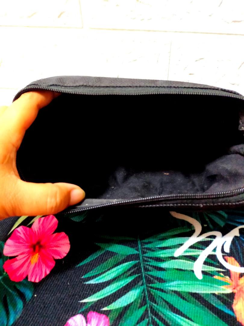 TUMI TRAVEL POUCH (Category: Luxury Bags & Wallets) located in La Trinidad. Submitted by xef06 (Listing ID 1192898205, Image 3). Description: travel pouch.