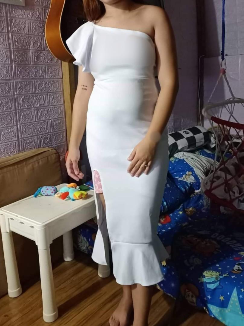 White civil wedding dress (Category: Dresses) located in Quezon City. Submitted by rmprism (Listing ID 1192835600, Image 2). Description: never been worn. sinukat lang. malaki tingnan yung tiyan ko kaya benta nalang. fits s-m. for your reference i'm size medium maganda fit nya sakin malaki lang talaga tiyan ko kasi kakapanganak ko lang mode of payment: bpi delivery: lalamove, grab, mr. speedy kayo po magbook.
