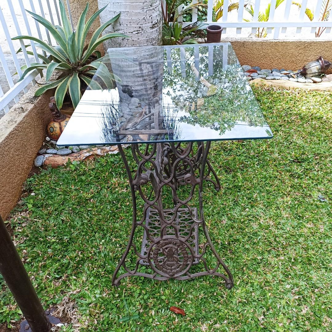 Antique Sewing Machine Table (Category: Tables & Sets) located in Davao. Submitted by papa1919 (Listing ID 1193115357, Image 1). Description: Antique Singer sewing machine stand with glass tabletop..