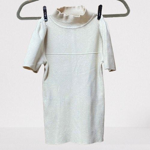 Knitted turtle neck (beige/ formal) (Category: Others Tops) located in Las Pinas. Submitted by sunbeam_ (Listing ID 1193036904, Image 1). Description: .