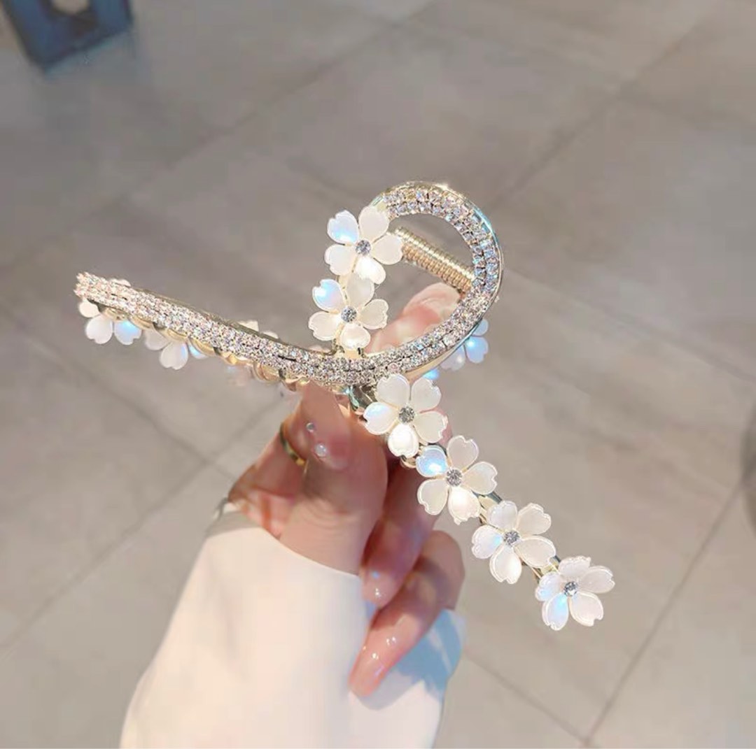 Luxury Hair Clip 🎀 A SET THREE Hair Clip, Women's Fashion, Watches & Accessories, Hair Accessories on Carousell Luxury Hair Clip 🎀 A SET THREE Hair Clip, Women's Fashion, Watches & Accessories, Hair Accessories on Carousell