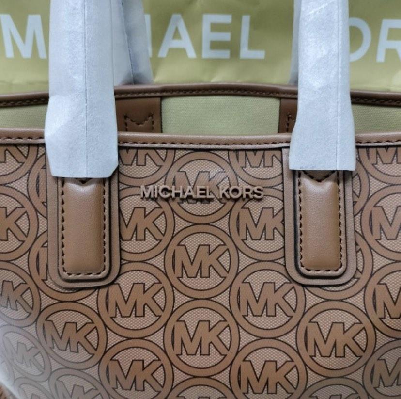 Michael Kors (Category: Luxury Bags & Wallets) located in Paranaque City. Submitted by aralofranco (Listing ID 1193036237, Image 2). Description: .