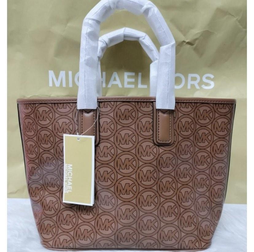 Michael Kors (Category: Luxury Bags & Wallets) located in Paranaque City. Submitted by aralofranco (Listing ID 1193036237, Image 3). Description: .