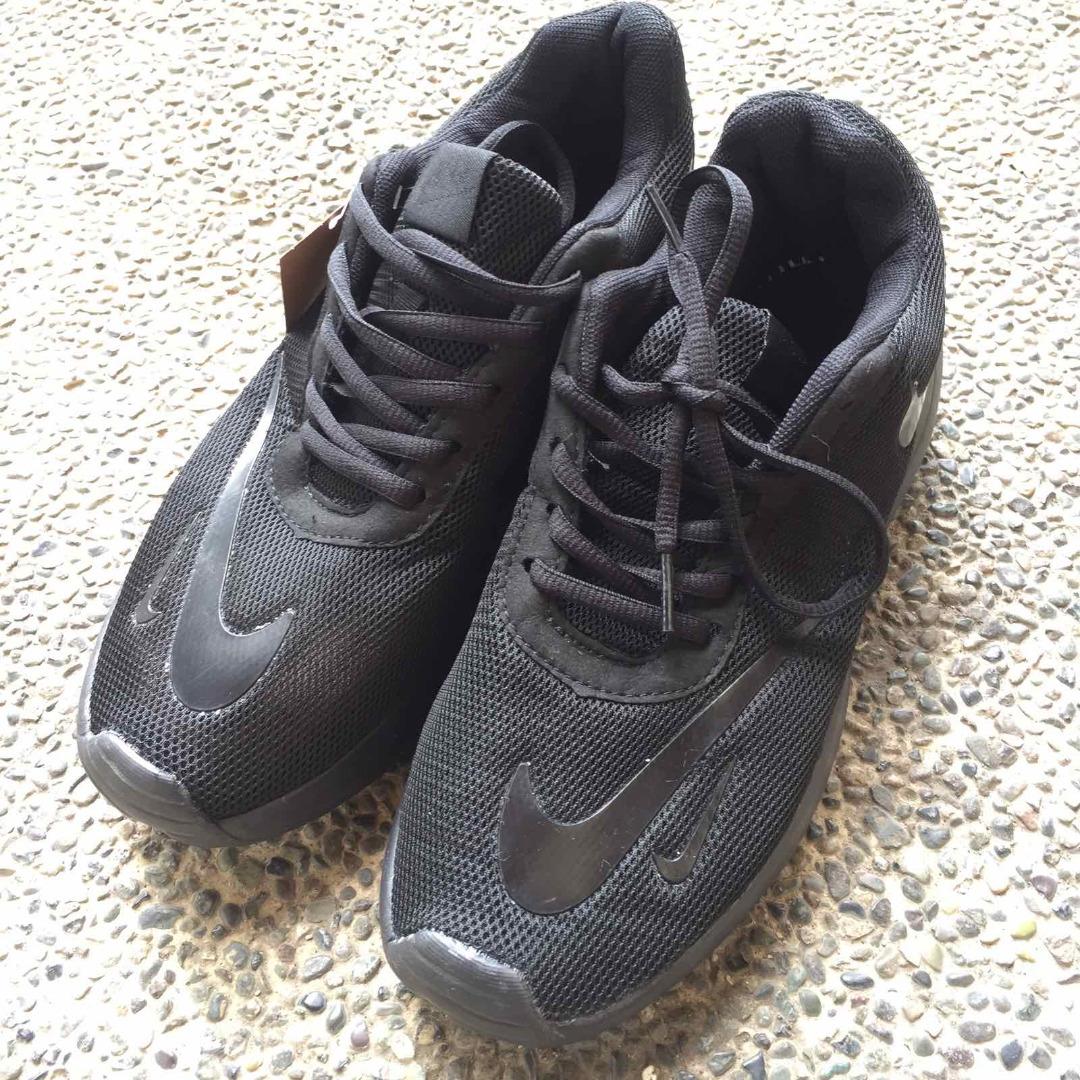 Nike kaishi triple black hotsell