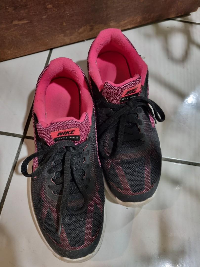 Pink mesh hotsell nike shoes