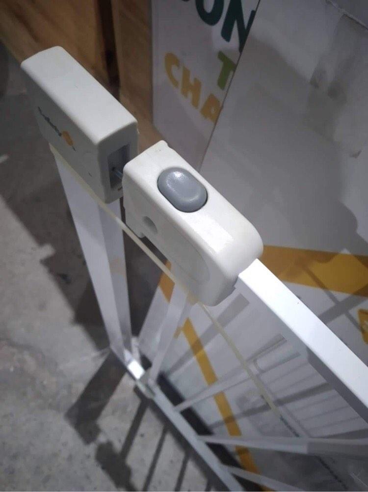 Safety 1st Auto Close Gate, Babies & Kids, Infant Playtime on Carousell