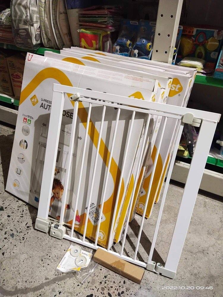 Safety 1st Auto Close Gate, Babies & Kids, Infant Playtime on Carousell