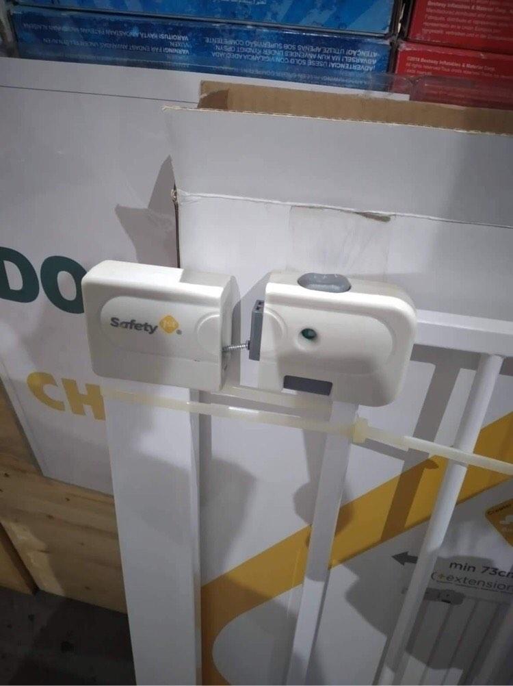 Safety 1st Auto Close Gate, Babies & Kids, Infant Playtime on Carousell