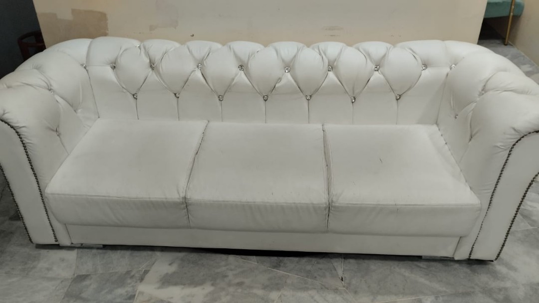 Sofa chesterfield kulit, Furniture & Home Living, Furniture, Sofas on