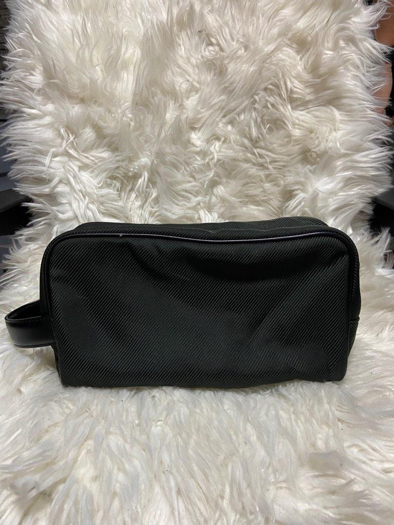 Authentic Louis Vuitton Mens Bag (Category: Luxury Bags & Wallets) located in Bocaue. Submitted by cocopiper28 (Listing ID 1193359222, Image 1). Description: .