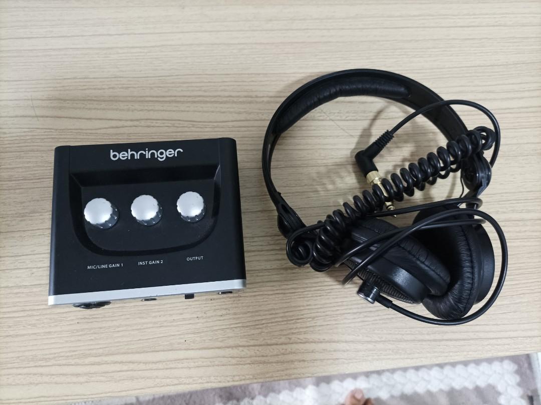 Behringer um2 headphone output hot sale