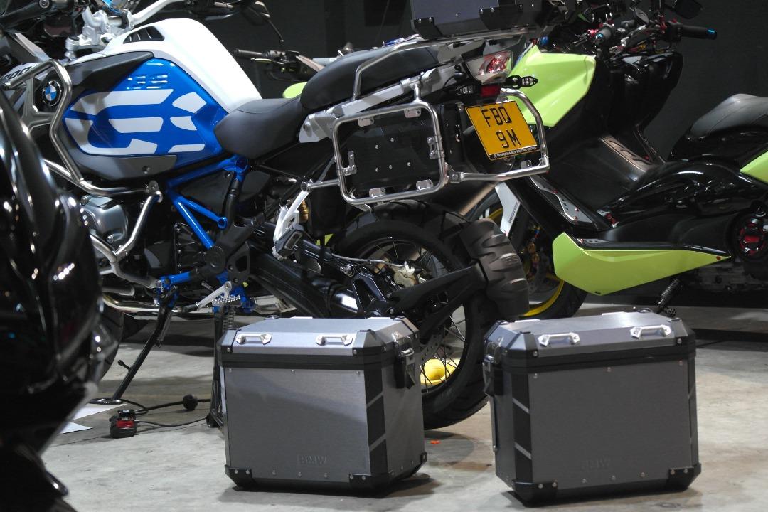 Vinyl wrap sales motorcycle panniers