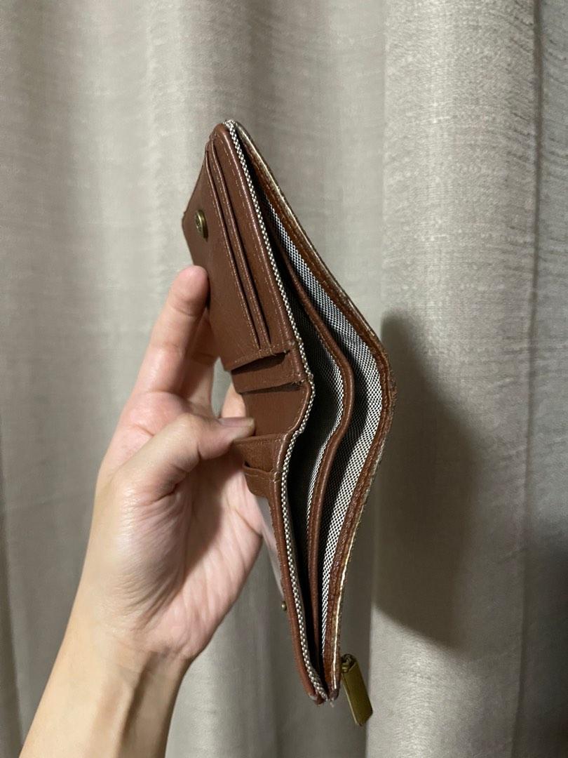 Fossil wallet (Category: Wallets & Card holders) located in Cagayan de Oro. Submitted by declutterwithstef (Listing ID 1193322699, Image 3). Description: Issue: tear on sides.