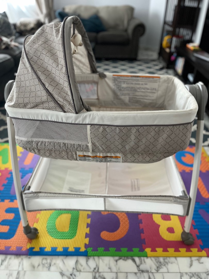 Graco bassinet hotsell changing table