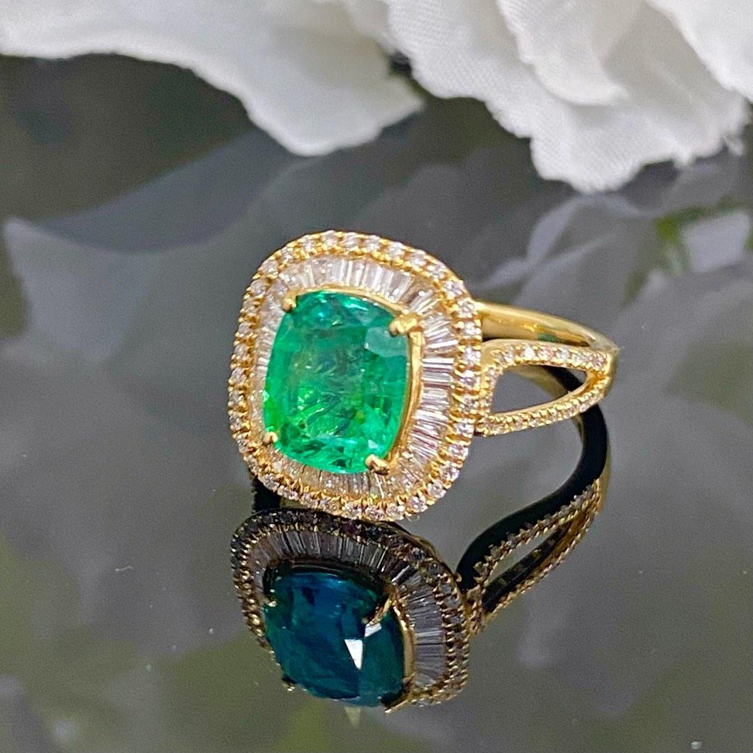 Beautiful emerald ring with diamonds Women s Fashion Jewelry