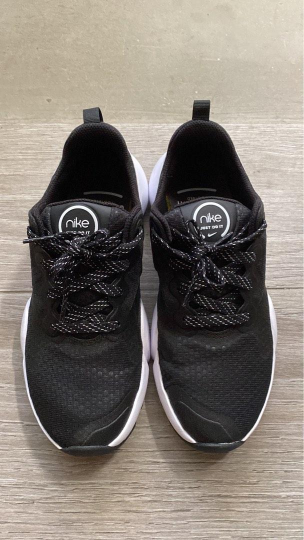 trendy black nike shoes