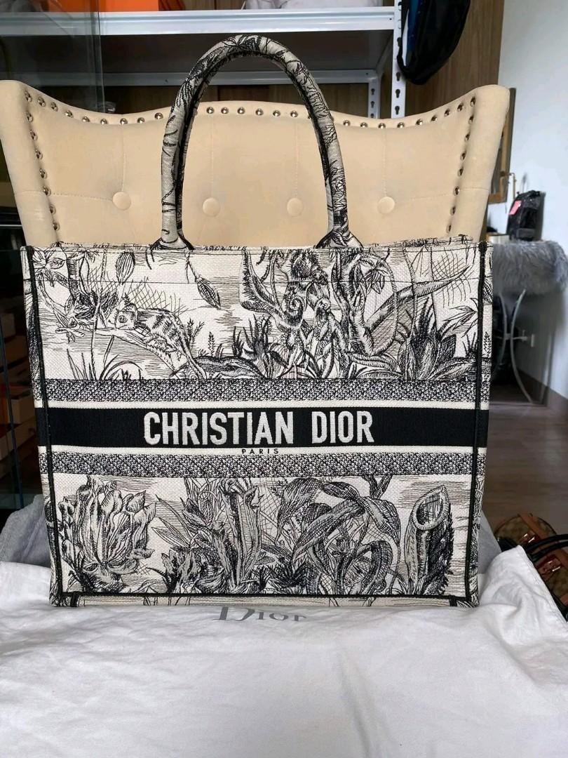 Booktote large (Category: Luxury Bags & Wallets) located in Butuan. Submitted by jen_pre (Listing ID 1193412724, Image 1). Description: .