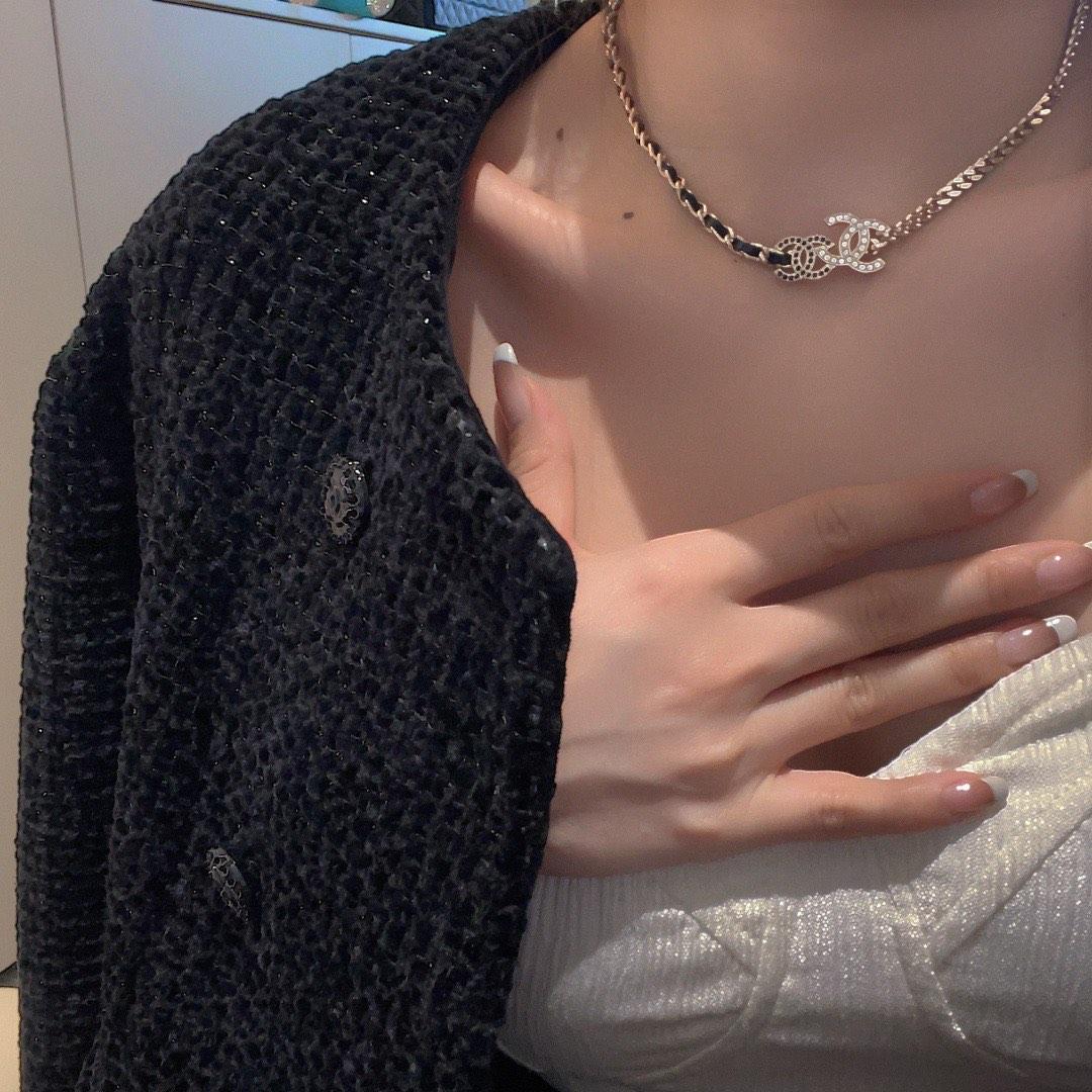 CHANEL 22 logo choker