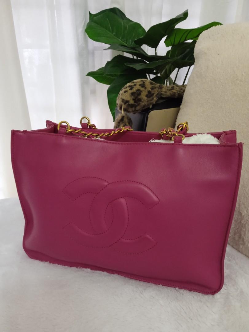 Chanel tote bag Fuschia Colour (Category: Tote Bags) located in Kuala Kangsar. Submitted by Hani_Itsar (Listing ID 1185982850, Image 1). Description: Colour : Fuschia Material: Soft Leather Condition : 9/10 Base:30cm *totebag *ada date code tp dah tertanggal n hilang P/S: kesan gelap atau seperti corak pada bag adalah kerana bias cahaya .. If interested, can dm me 😊.