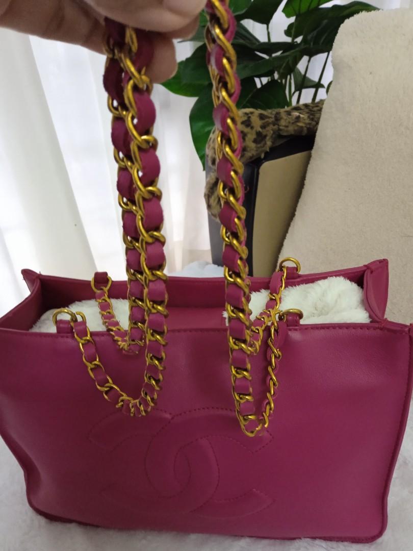 Chanel tote bag Fuschia Colour (Category: Tote Bags) located in Kuala Kangsar. Submitted by Hani_Itsar (Listing ID 1185982850, Image 3). Description: Colour : Fuschia Material: Soft Leather Condition : 9/10 Base:30cm *totebag *ada date code tp dah tertanggal n hilang P/S: kesan gelap atau seperti corak pada bag adalah kerana bias cahaya .. If interested, can dm me 😊.