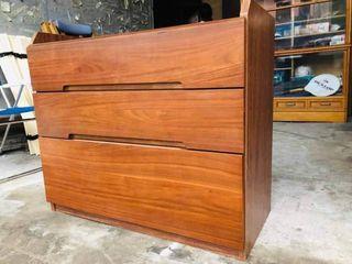 Console Drawer
✅L34 W15 H29.5 inches
✅3 easy pullout drawers
✅Solid wood
✅In very good condition
✅Japan furniture
✅On hand, ready to deliver