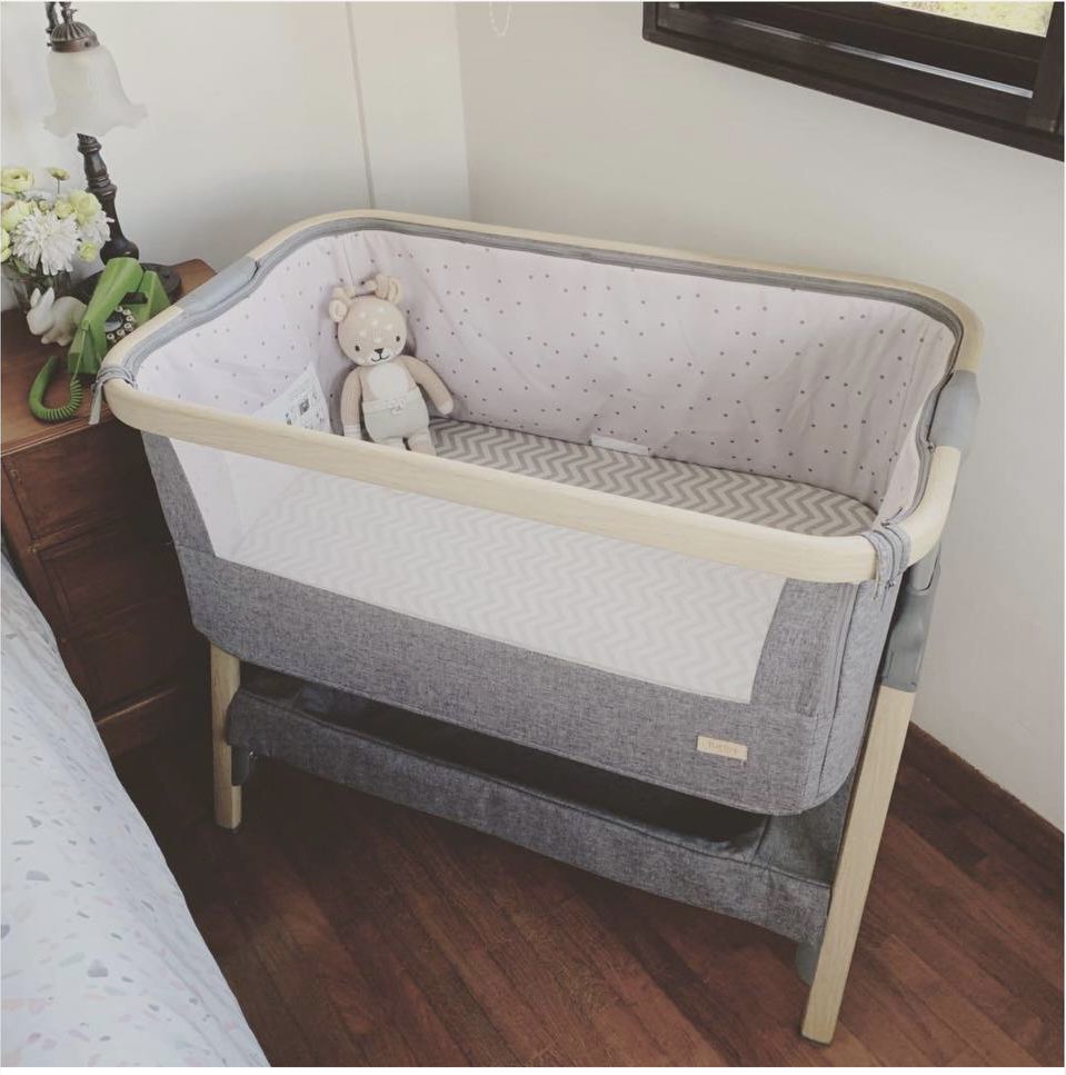 Cozee bedside crib with free sheets, Babies & Kids, Baby Nursery & Kids