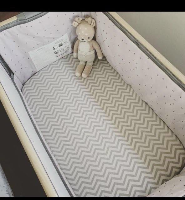 Cozee bedside crib with free sheets, Babies & Kids, Baby Nursery & Kids