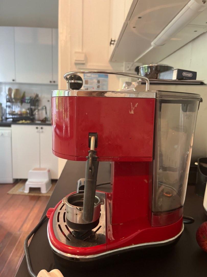 Delonghi coffee machine Red, TV & Home Appliances, Kitchen Appliances