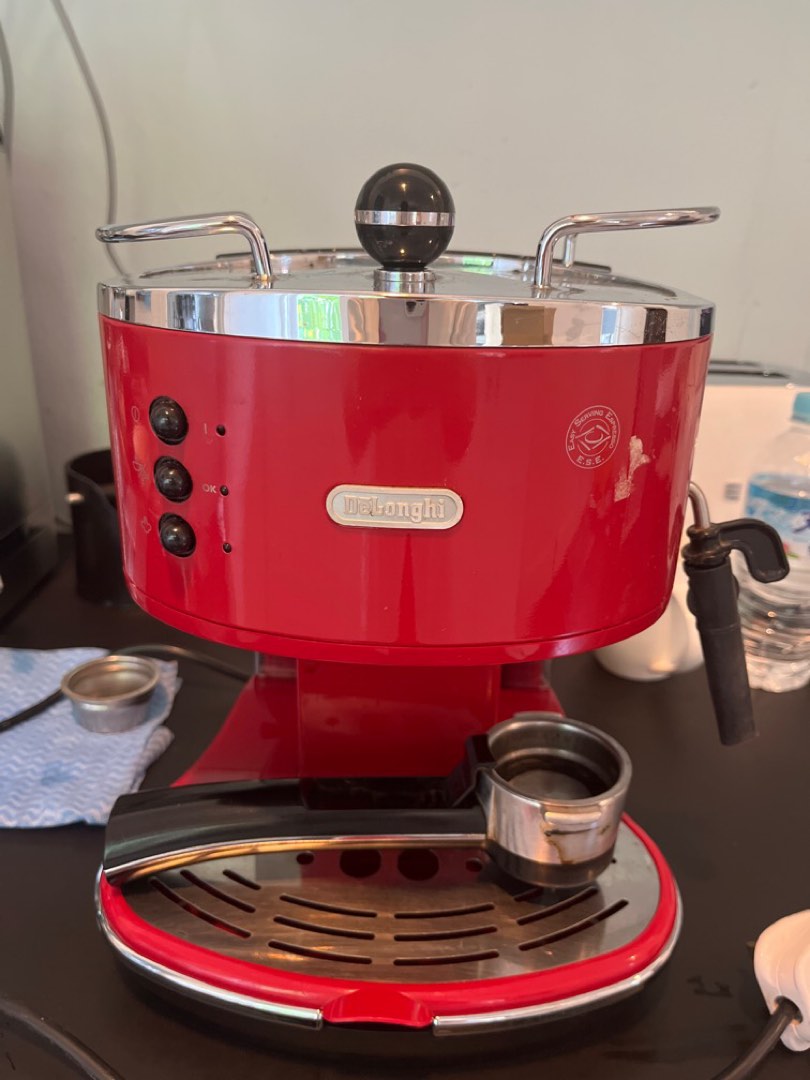 Delonghi coffee machine Red, TV & Home Appliances, Kitchen Appliances