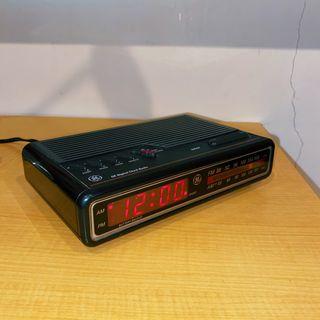 GE 7-4612 BKA radio alarm clock vintage