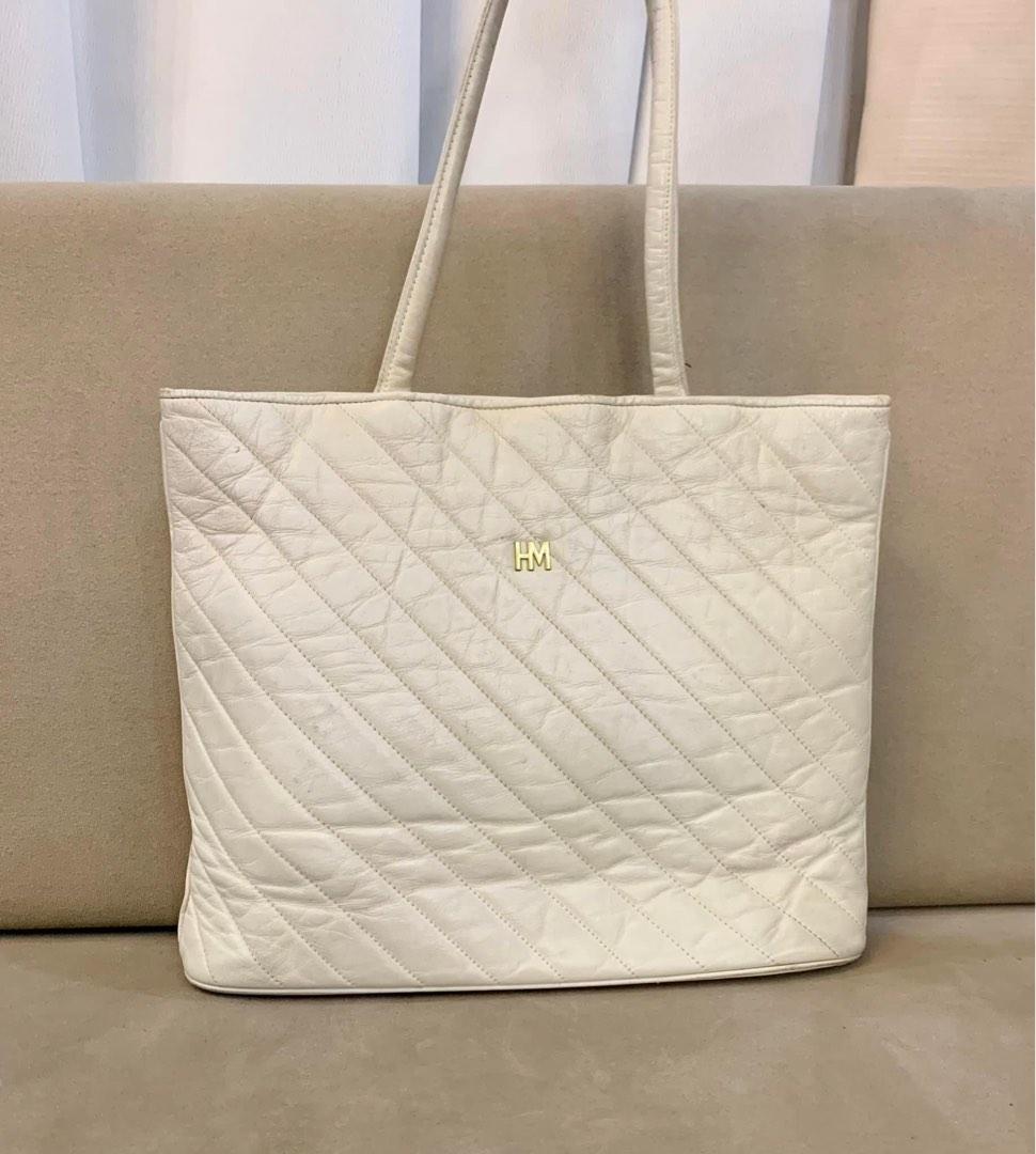 Hanae Mori Leather Tote Bag (Category: Luxury Bags & Wallets) located in Paranaque City. Submitted by katlouieleandicho (Listing ID 1193445319, Image 2). Description: 💯Authentic #hanaemori Leather Tote Bag Made in Japan Rank B Price : P700.