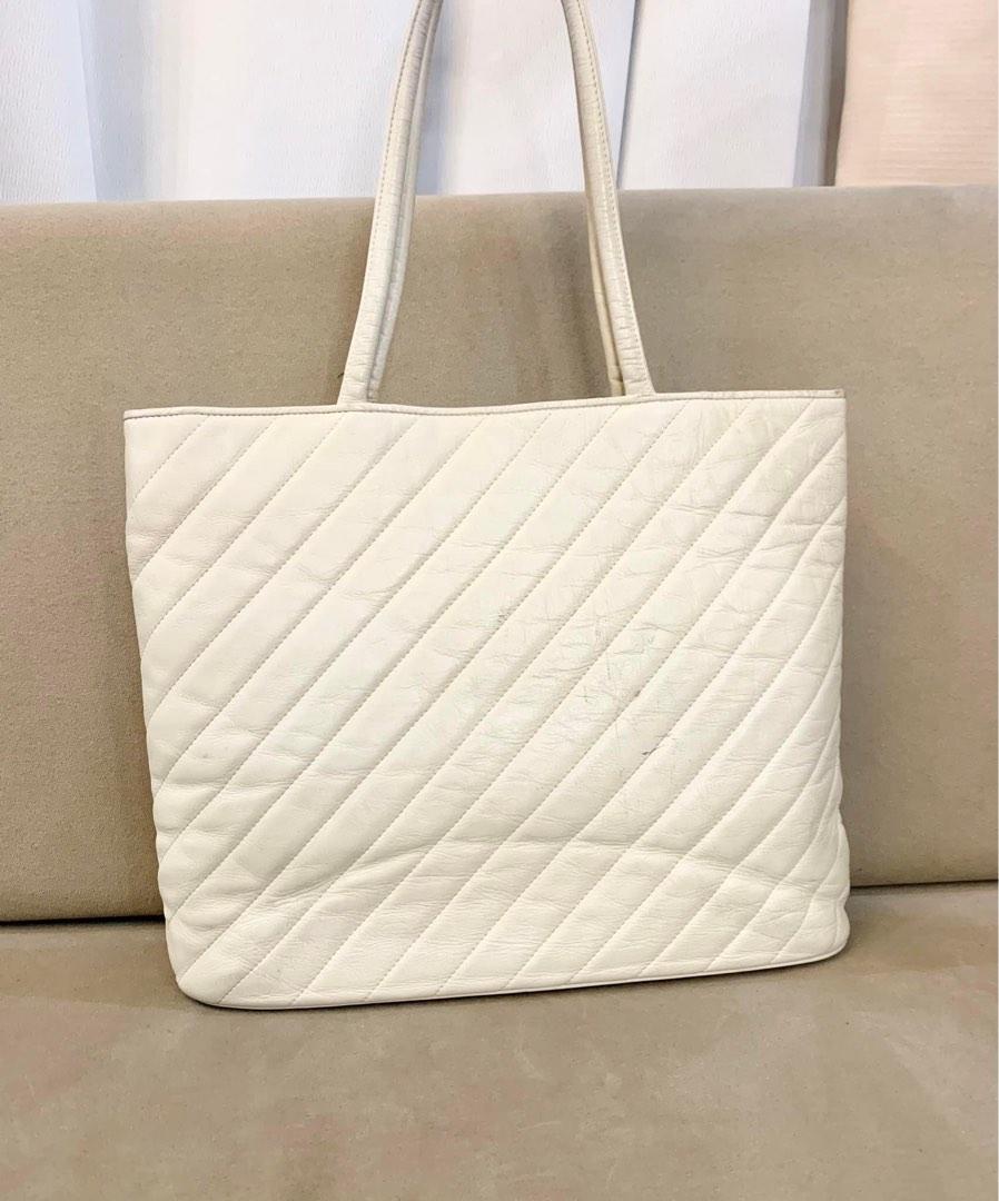 Hanae Mori Leather Tote Bag (Category: Luxury Bags & Wallets) located in Paranaque City. Submitted by katlouieleandicho (Listing ID 1193445319, Image 3). Description: 💯Authentic #hanaemori Leather Tote Bag Made in Japan Rank B Price : P700.