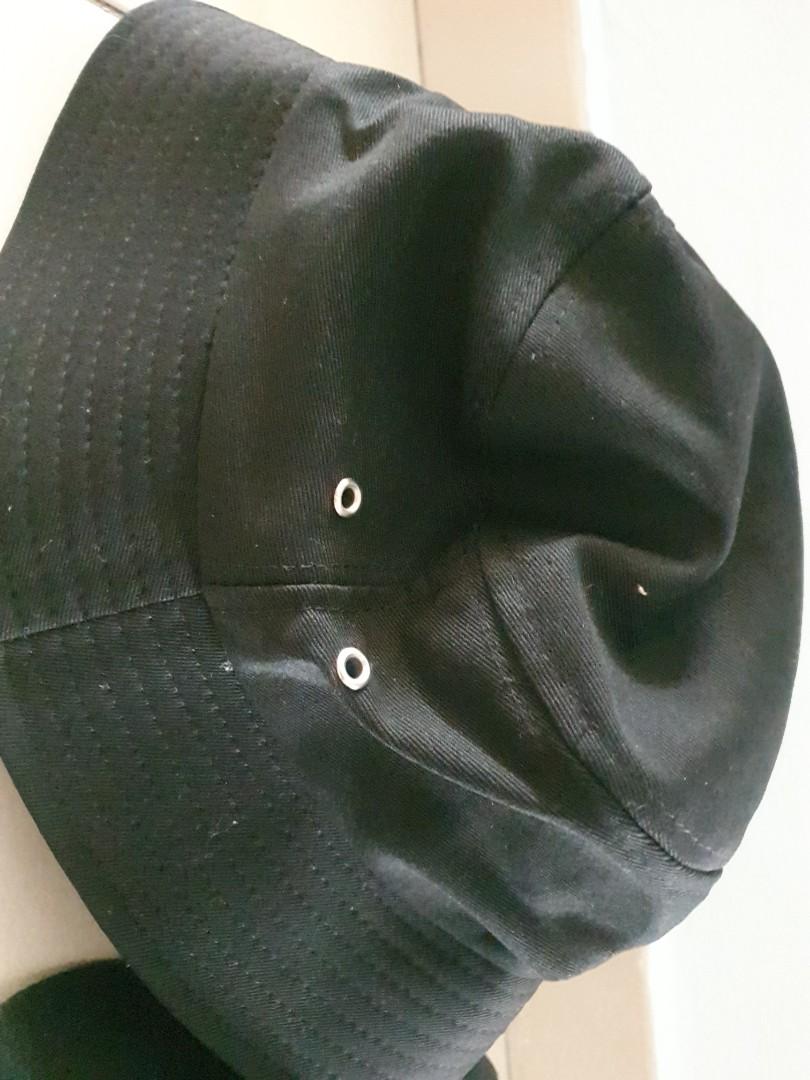 Hat / caps (Category: Caps & Hats) located in Singapore. Submitted by maraville (Listing ID 1193441275, Image 1). Description: received as a gift left the normal cap.