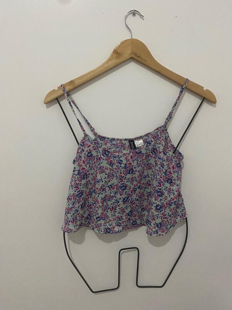 H&M Divided Floral Crop Top (Category: Sleeveless) located in Manila. Submitted by mdcart (Listing ID 1193547125, Image 1). Description: Used once, never worn na after kasi maiksi masyado hahaha di kaya ng bilbil ko 🤣 XS-S .