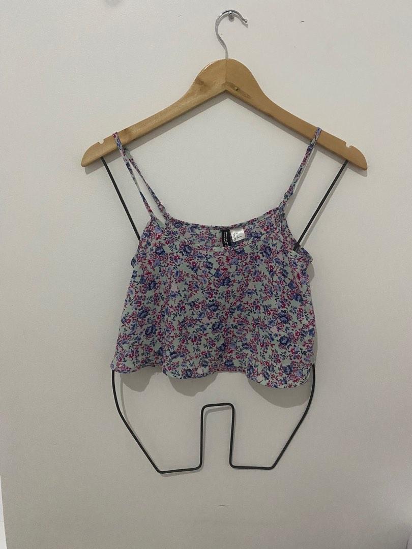 H&M Divided Floral Crop Top (Category: Sleeveless) located in Manila. Submitted by mdcart (Listing ID 1193547125, Image 3). Description: Used once, never worn na after kasi maiksi masyado hahaha di kaya ng bilbil ko 🤣 XS-S .