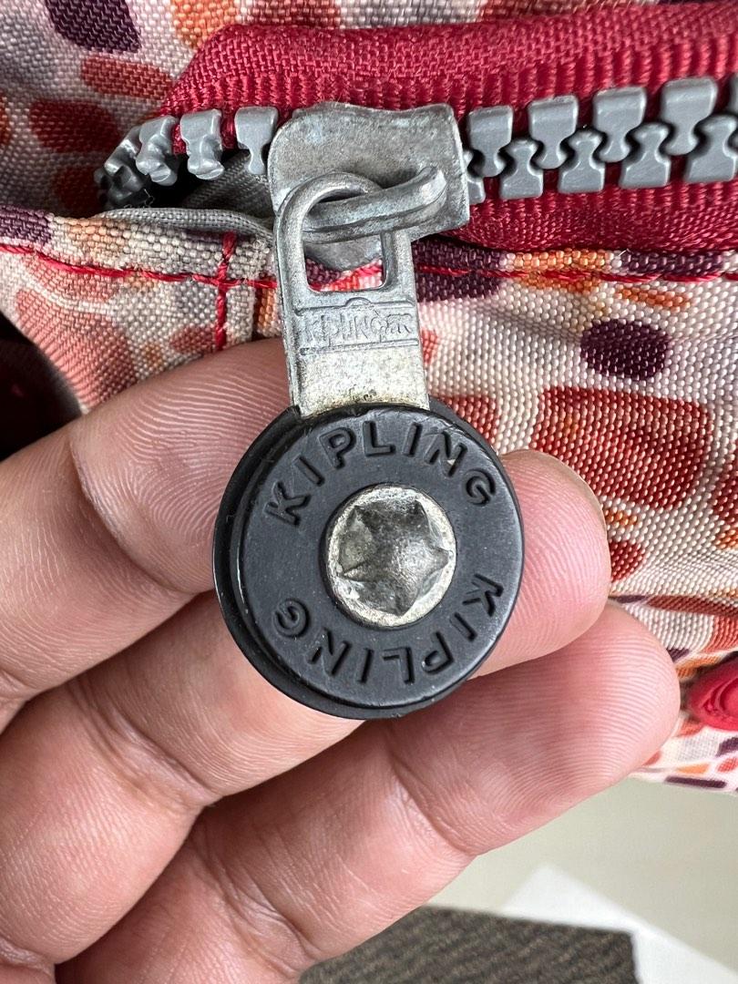 KIPLING (Category: Sling Bags) located in Kuala Kerai. Submitted by cexmexbundle (Listing ID 1193452567, Image 3). Description: KONDISI BELASAHAN ZIP SMUA OK X DE KOYAK OR LUNTUR DEKAT AREA BESI ADA KARAT REFER PIC.