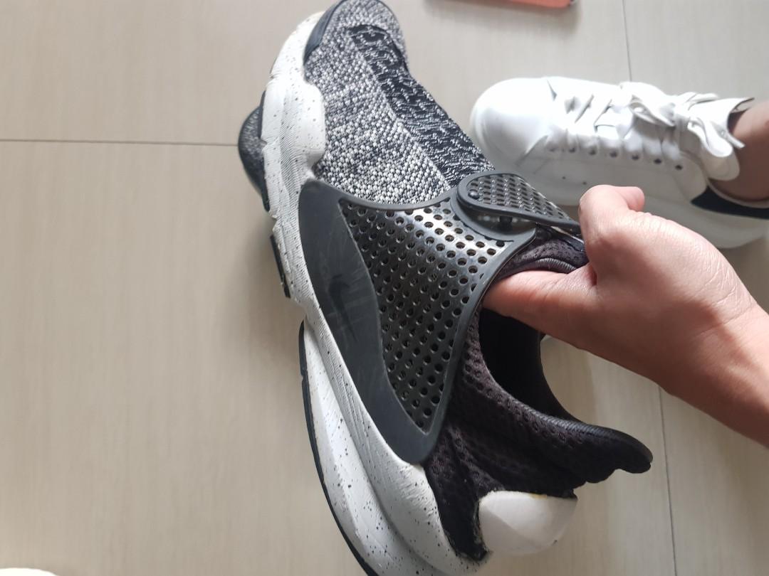 Nike sock dart running hot sale