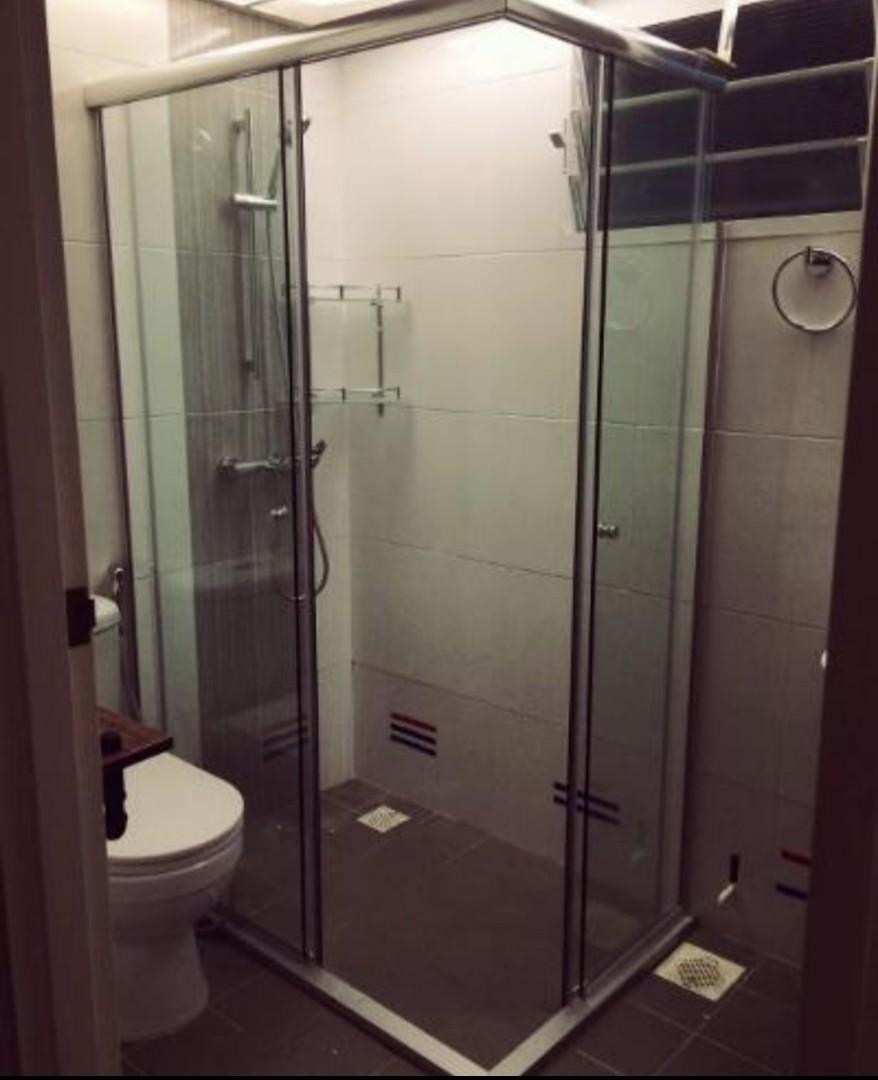 Shower screen with shower kerb/curb, Furniture & Home Living, Bathroom